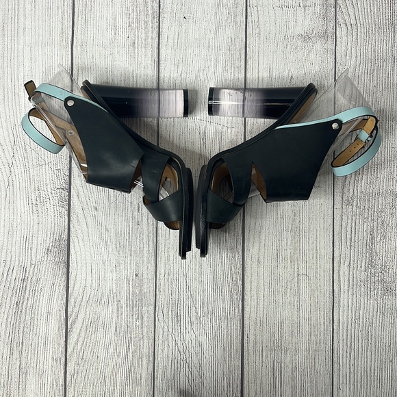 🔹 L.A.M.B. Chase Sandals with Lucite Heel - Picture 4 of 8